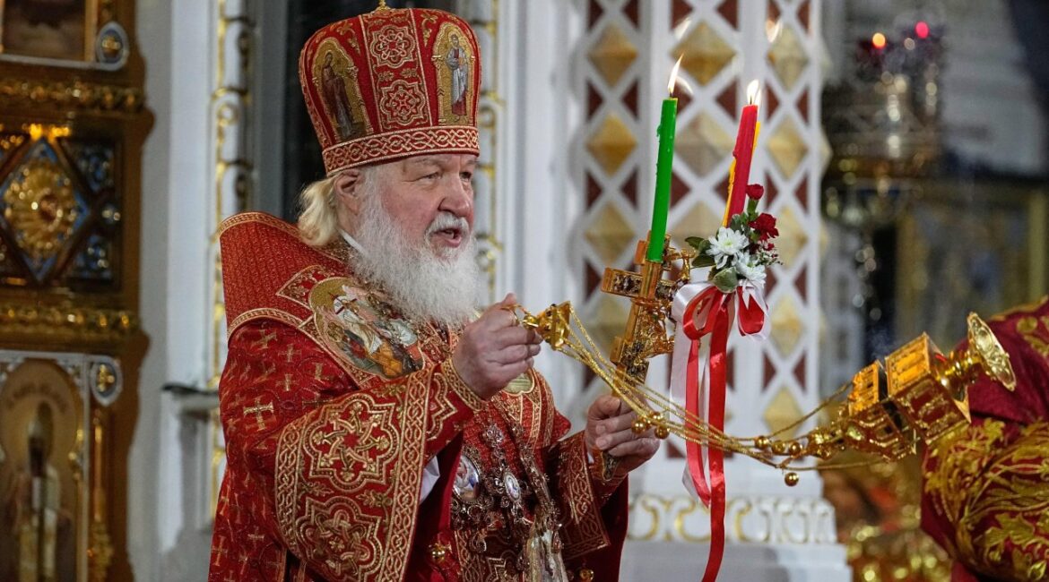 Патриарх Кирилл прервал пасхальную службу, чтобы поблагодарить Путина