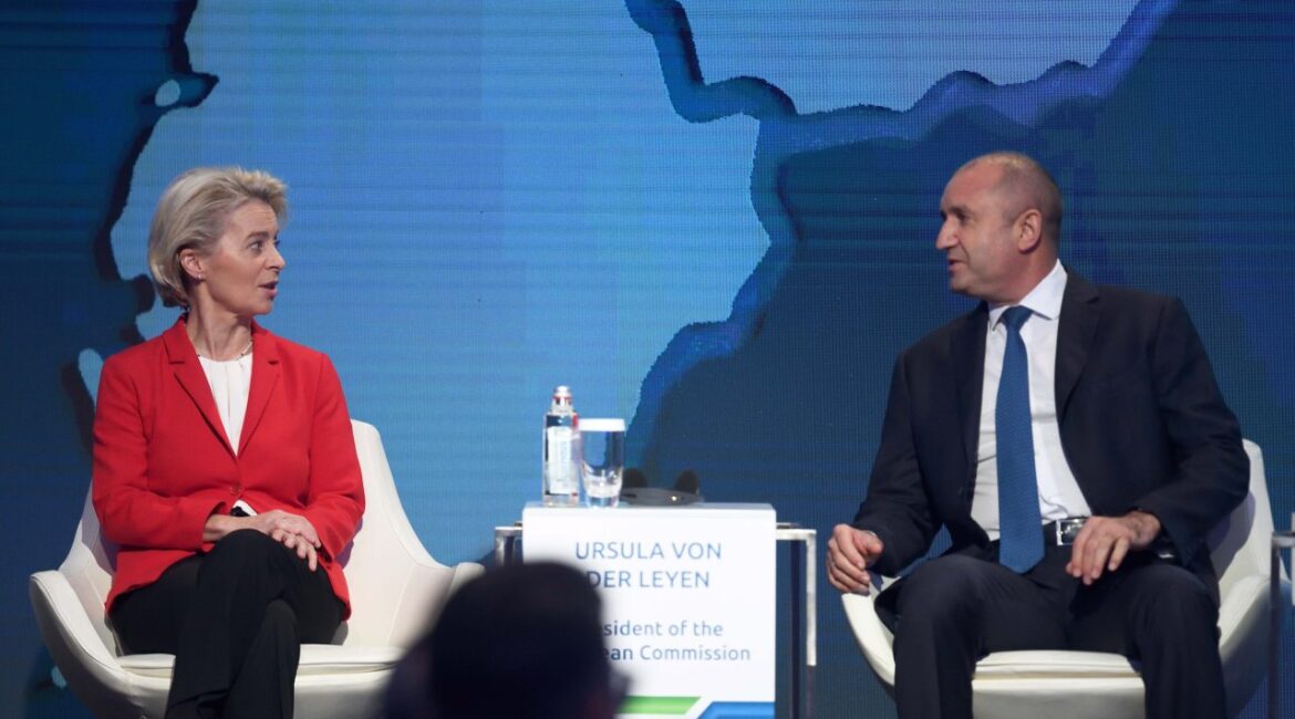 Урсула фон дер Ляйен с запоздалым поздравлением с победой Радева на выборах