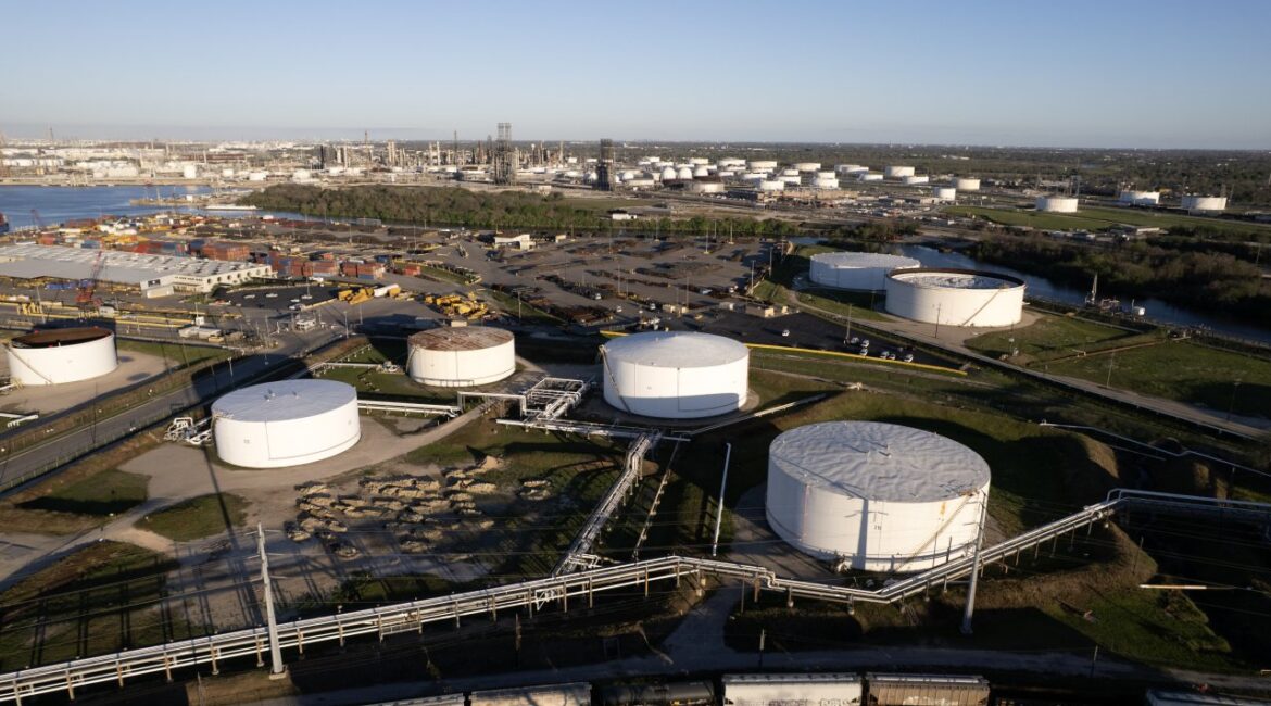 Цена на нефть растет из-за риска «опасной» эскалации с Ираном