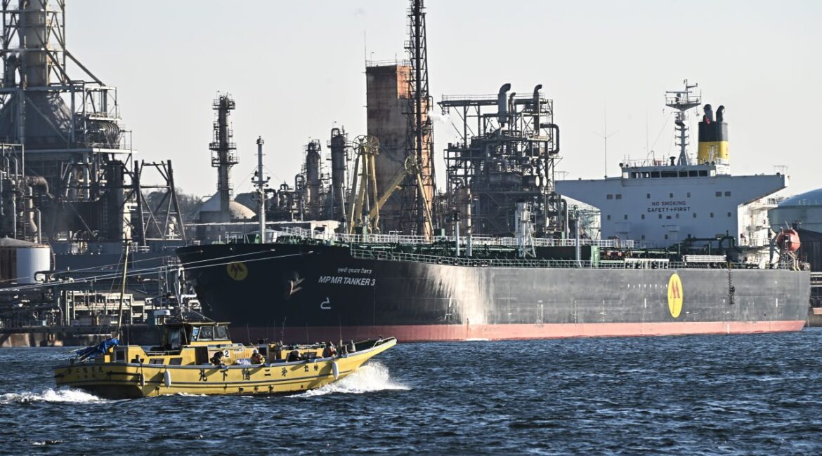 Мировой рынок нефти охватила паническая гонка за баррелями