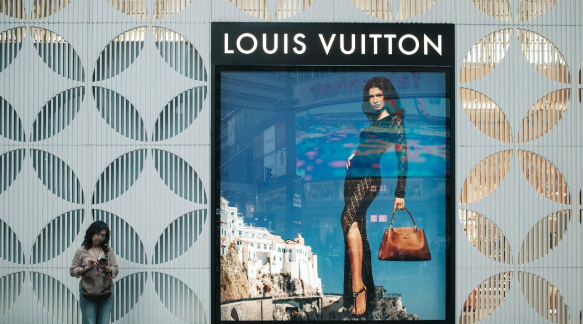 Акции LVMH упали на 28% за три месяца из-за давления на сектор предметов роскоши