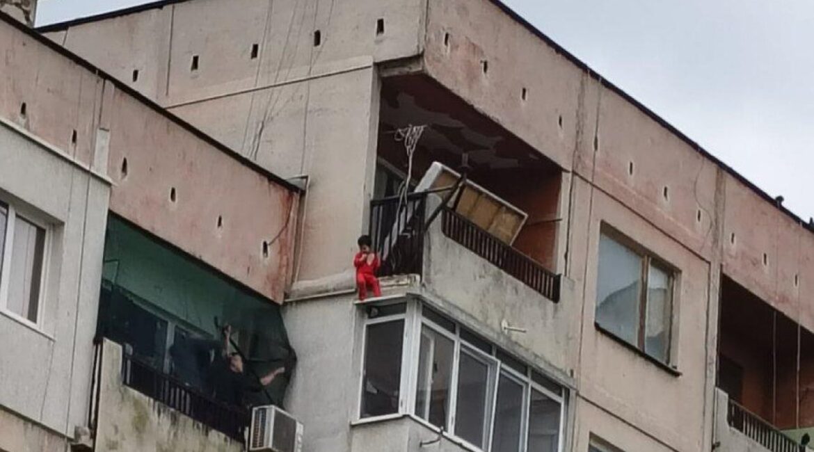Шокирующие версии того, почему 3-летний ребенок оказался на балконе в Ямболе