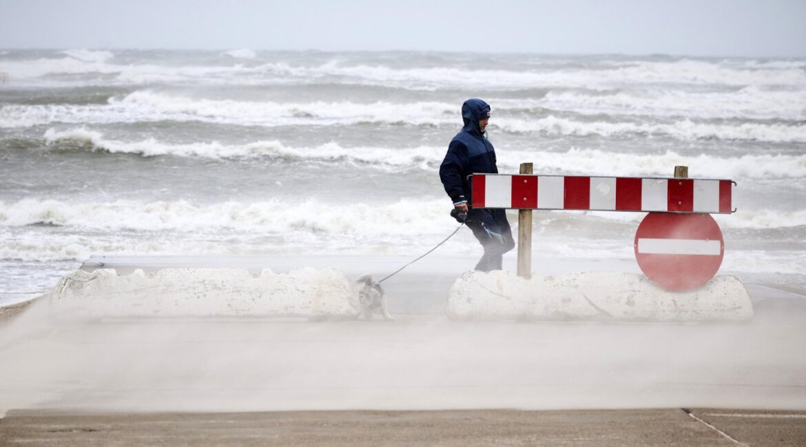 Корабль и шесть человек пропали без вести после тайфуна Синлаку