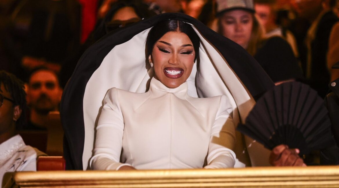 Карди Би стала жертвой воров, «облегченных» на $60 000