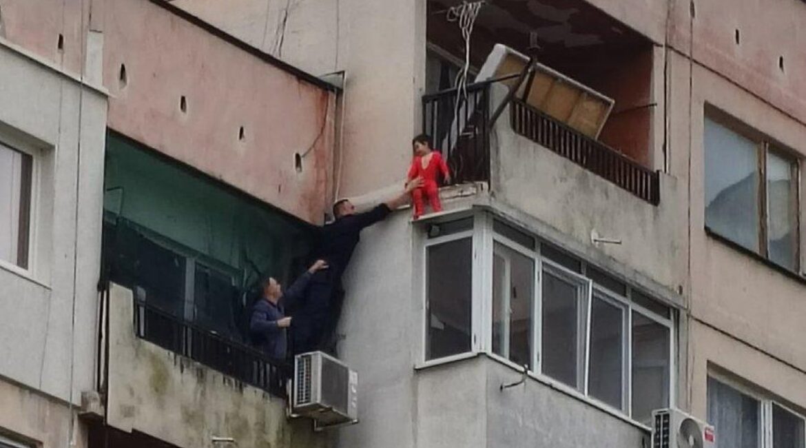 Был ли ребенок намеренно оставлен на балконе в Ямболе – выясняет прокуратура