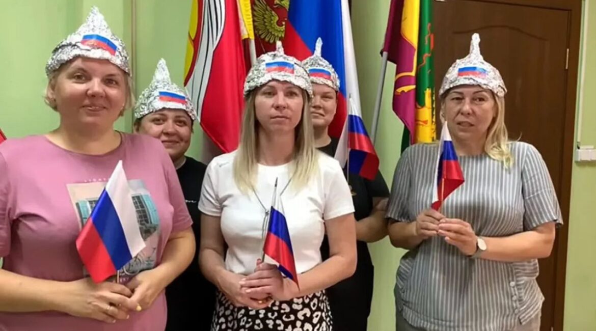 Ссыльный художник обманом заставил русских учителей повторить речь Гитлера