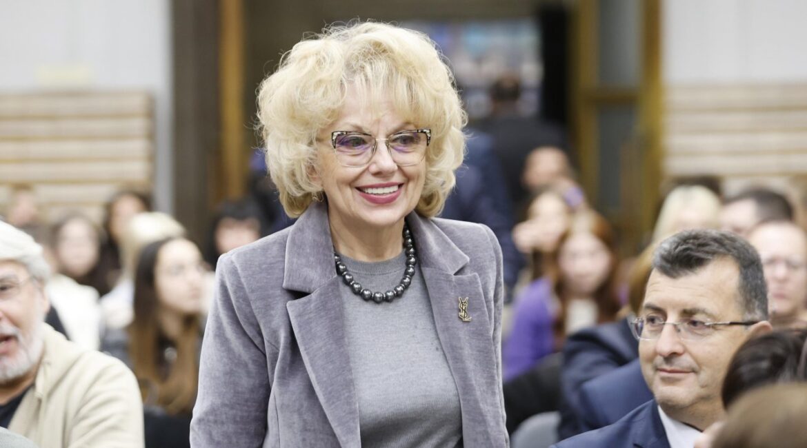 Велева: Болгарский народ легко любит, но как любит, так легко и ненавидит