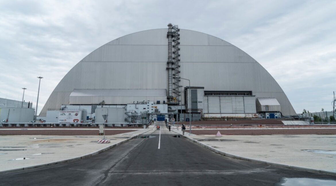 Потенциальная опасность: может ли радиация исходить от поврежденного щита Чернобыля?