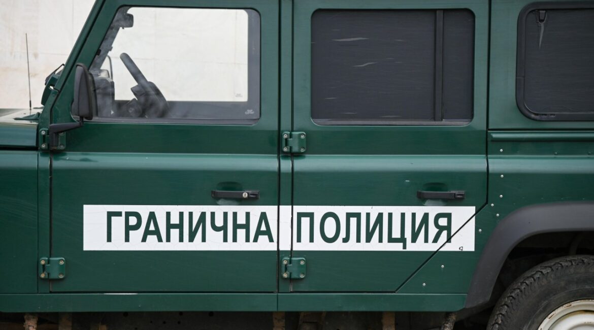 В Елхово арестовали целую смену пограничников за торговлю мигрантами