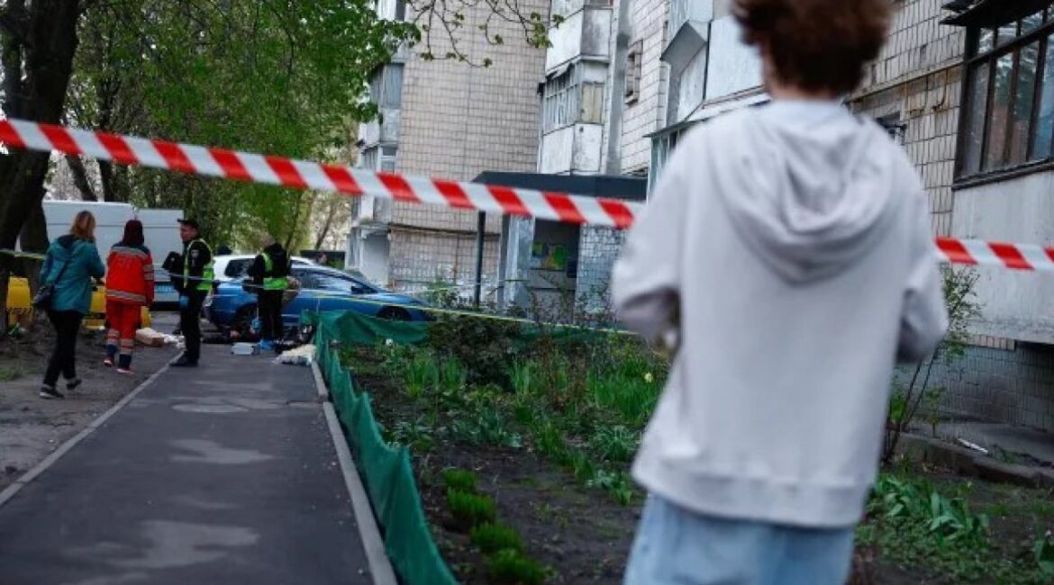 В Киеве мужчина поджег свой дом, вышел на улицу и расстрелял шестерых человек