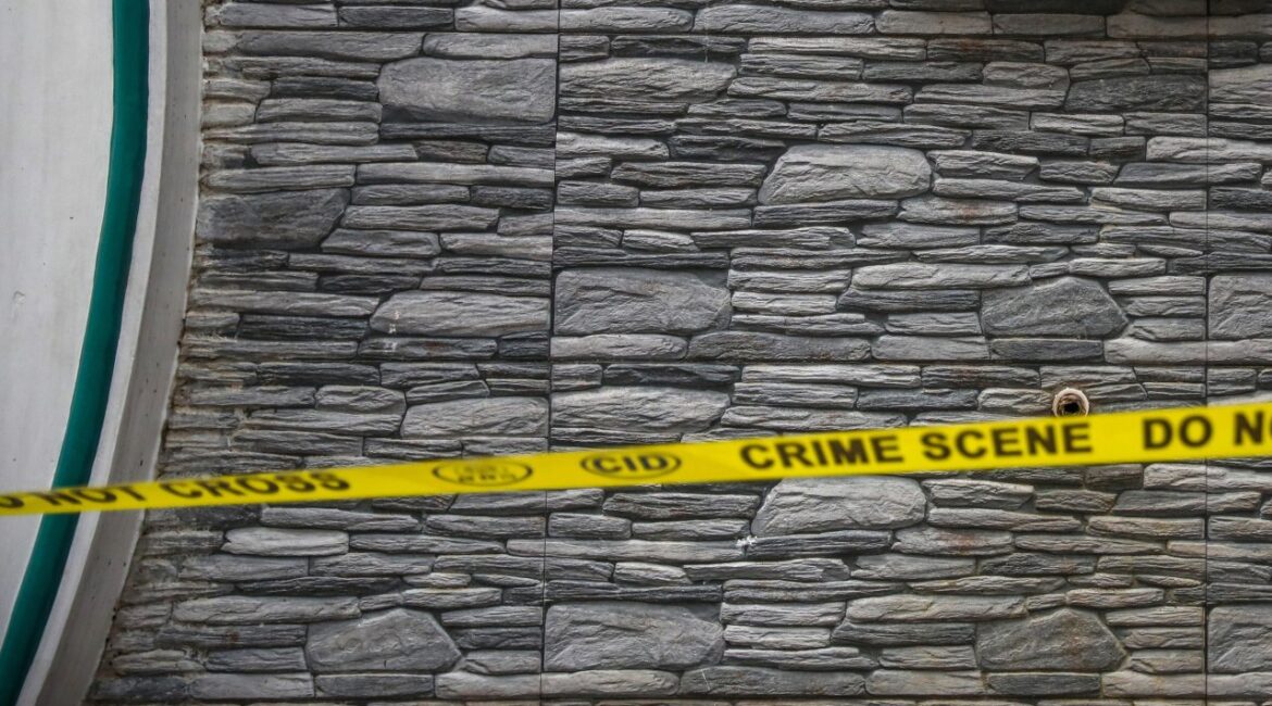 Мужчина вылил моющее средство и моторное масло в пруд соседа и убил рыбу