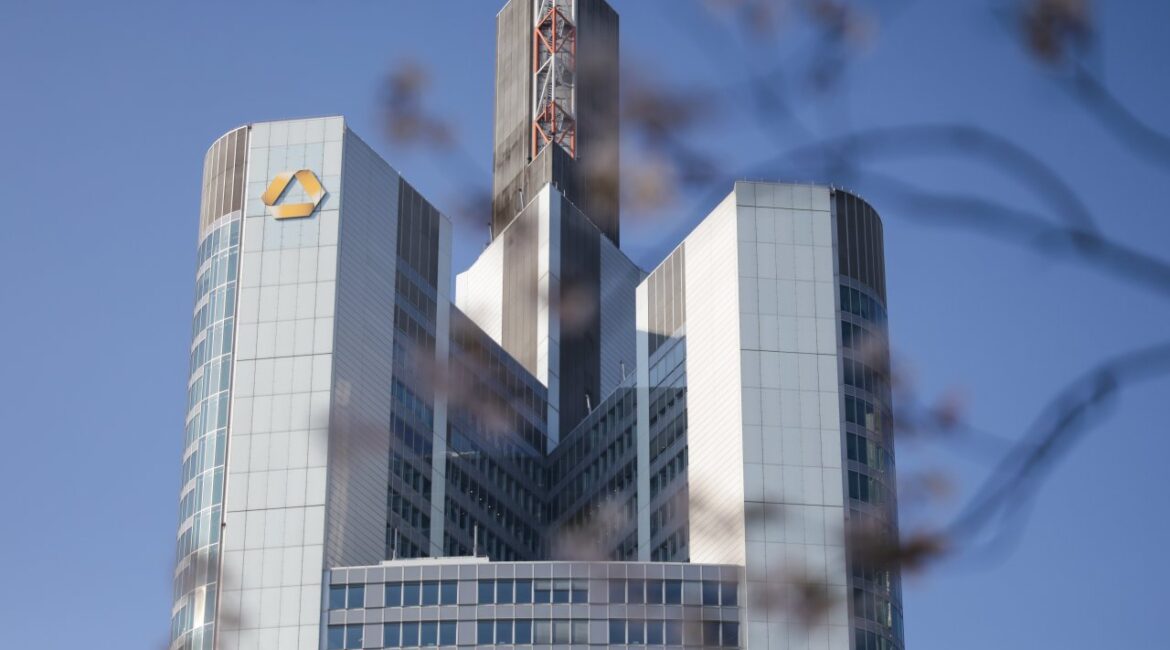 Игра между UniCredit и Commerzbank становится жесткой