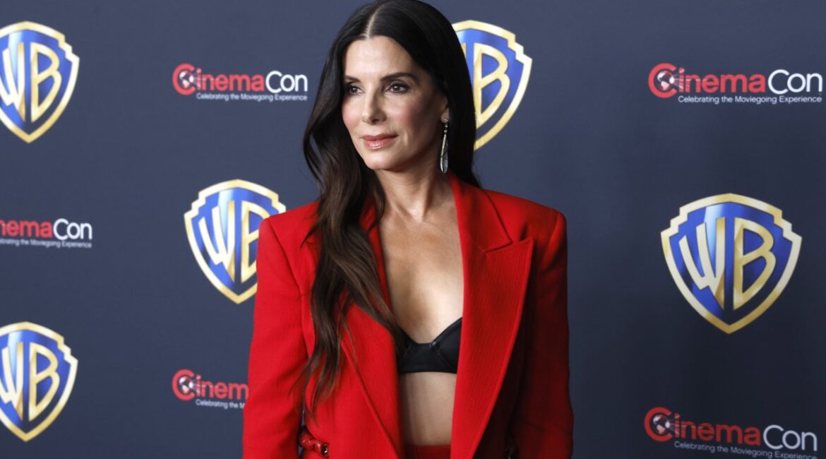 Сандра Буллок, 61 год, продемонстрировала образ с кожаным бюстгальтером