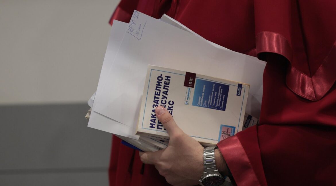 Четыре человека с фальшивыми евро на сумму более 1,2 миллиона остаются за решеткой