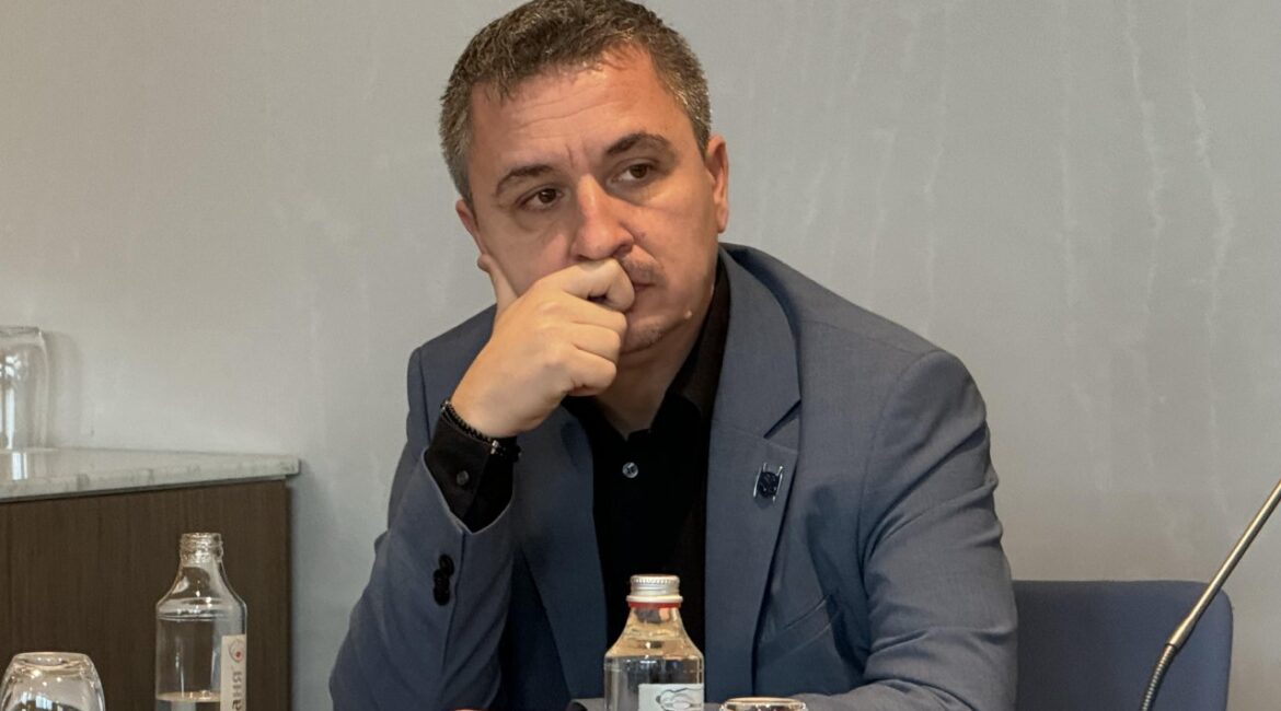 Бюджет находится в свободном падении и с огромным дефицитом, но причины неизвестны