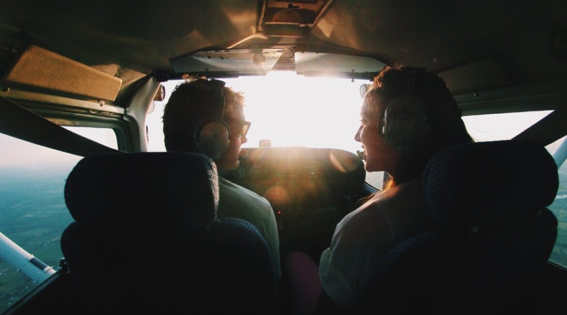 Пилоты мяукают и лают, разговаривая с диспетчерской ВИДЕО