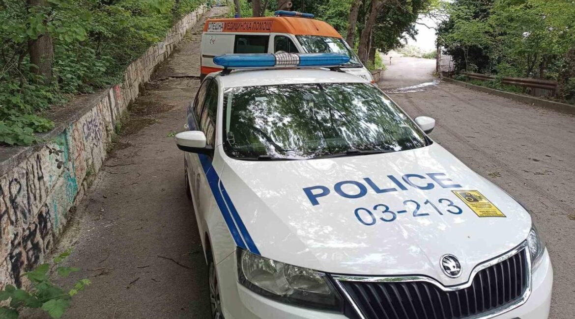 В Шумене автомобиль врезался в магазин, трое пострадали