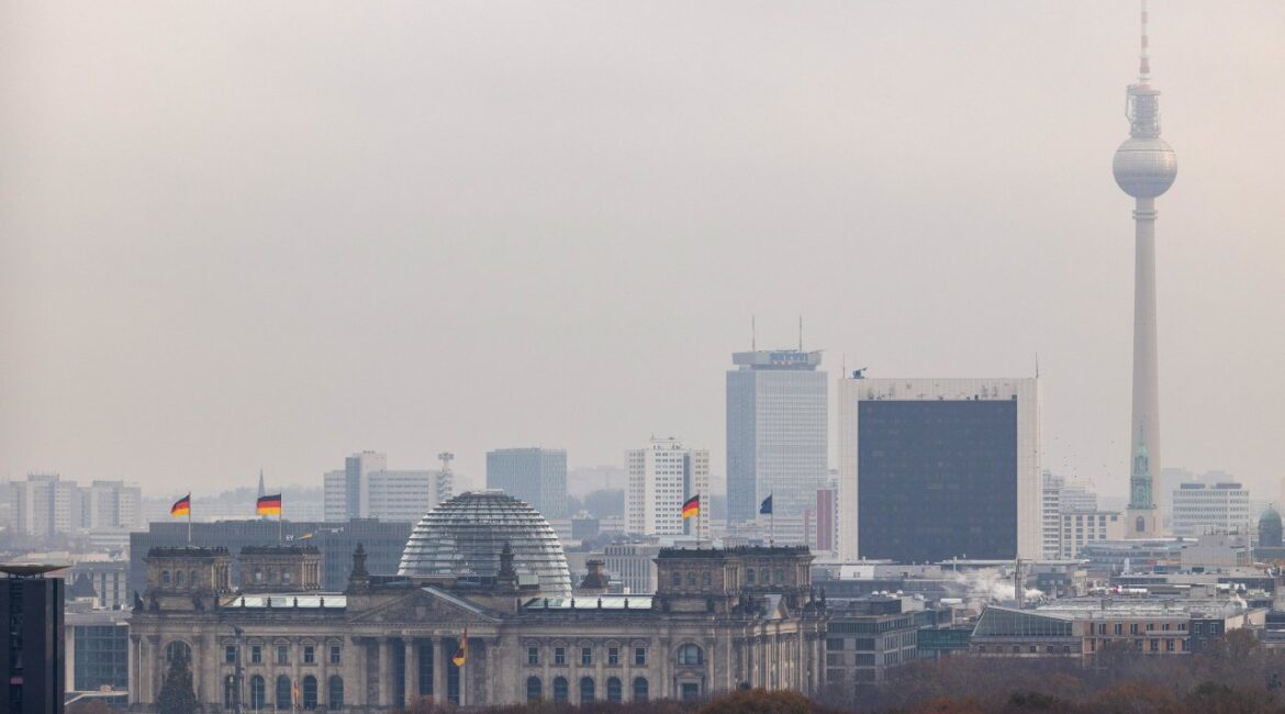 Германия запрещает заправкам повышать цены чаще одного раза в день