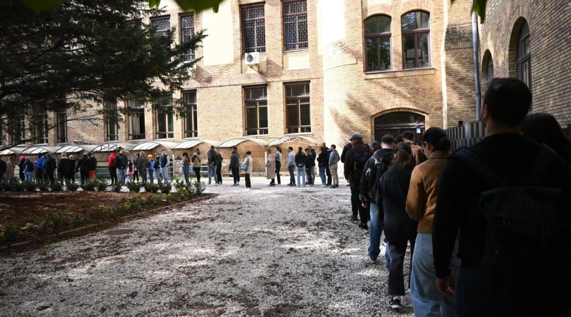 Рекордная явка на выборах в Венгрии: перед избирательными участками свернулись очереди, уже проголосовали 55% ФОТО