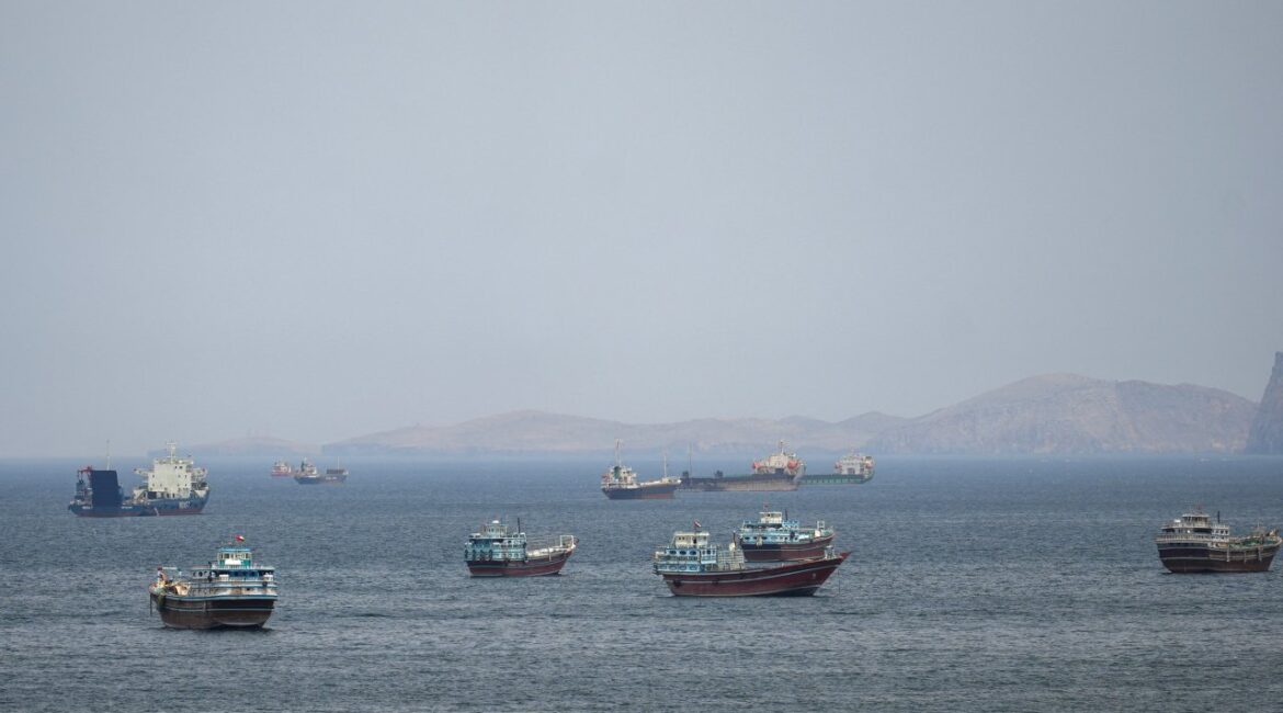 Блокада Ормуза прорвана, иранские «корабли-призраки» окружают флот США