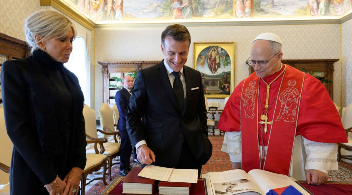Президент Франции Макрон и Папа Лев XIV провели первую встречу в Ватикане ФОТО
