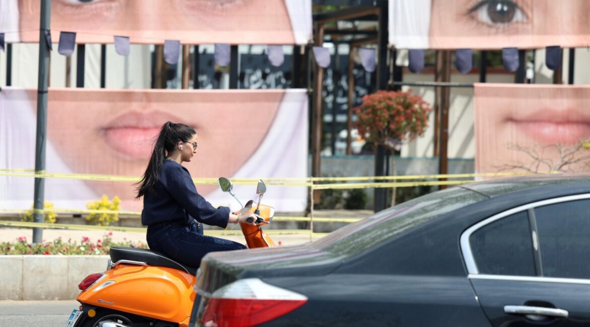 Трамп выигрывает время для внезапного удара, утверждает иранский советник