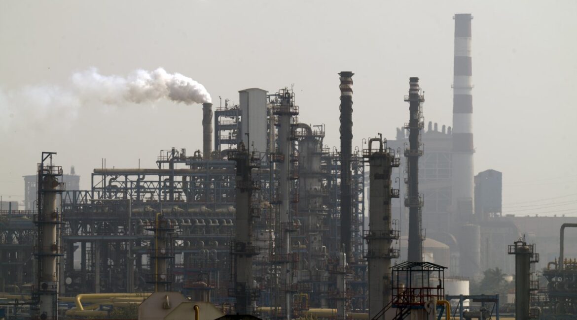 Крупнейший удар по спросу на нефть еще впереди, предупреждают ведущие трейдеры